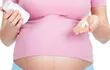 Consumir ácido fólico diariamente antes de la concepción y al menos durante tres meses después de quedar embarazadas, ayudar a prevenir algunos defectos de nacimiento graves del cerebro (anencefalia) y de la columna vertebral (espina bifida) del bebé.