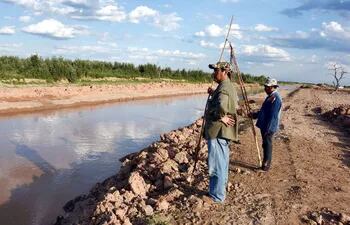 las-aguas-del-pilcomayo-escurren-con-suficiencia-por-los-canales-del-lado-argentino-donde-incluso-sirven-para-la-pesca-en-lado-paraguayo-nada--202625000000-1649621.jpg