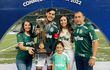 En familia. Gustavo Gómez posa con la Recopa Sudamericana en manos junto a su esposa Jazmín Torres, su hija Pía y sus suegros, Uvaldina y Rodyn Torres.