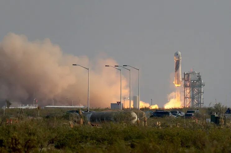 El cohete New Shepard Blue Origin que lleva a Jeff Bezos, Mark Bezos, Oliver Daemen, y Wally Funk se eleva en Van Horn, Texas.