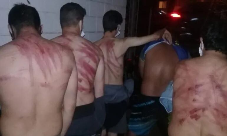 Algunos de los torturados por marinos de Ciudad del Este tras la  muerte de un militar.
