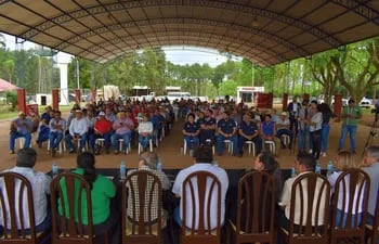 Cerca de 200 productores de caña dulce de Guairá se reunieron con autoridades departamentales y locales.