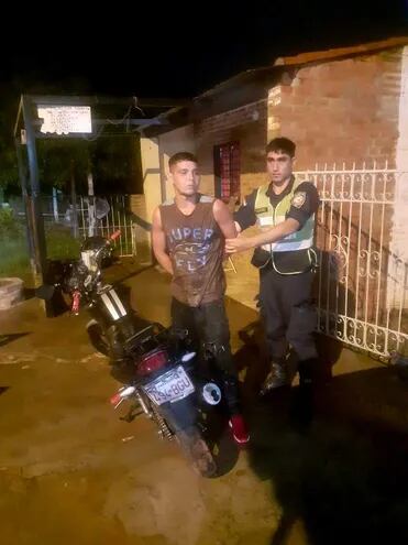 César Manuel Flecha Lezcano, detenido tras una persecución. Se le atribuye el robo de dos motocicletas en la madrugada de hoy. Los biciclos fueron recuperados.