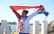Agua Marina Espínola festeja la medalla de oro en el ciclismo de ruta de los Juegos Suramericanos.