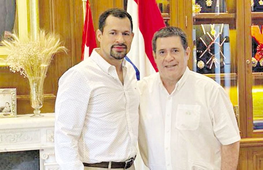 El diputado y candidato a intendente de CDE por la ANR, Ulises Quintana, junto con Cartes (d).