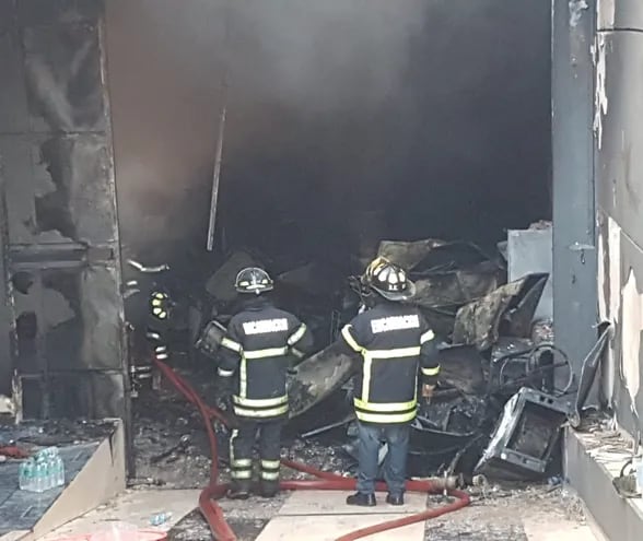El fuego consumió todo lo que se encontraba en el interior del depósito. La mercancía y el edificio cuentan con seguro, según se informó.
