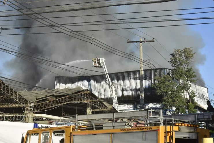 Incendio en Tablada: bomberos controlan llamas y siguen con tareas de enfriamiento.