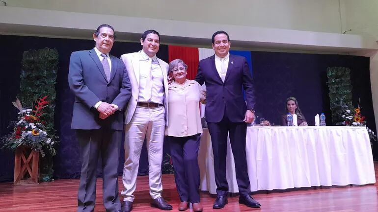 El gobernador electo de Central, Ricardo Estigarribia (der) cerró el acto junto a su familia.