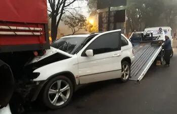 La camioneta BMW quedó con importantes daños y fue retirada en una grúa del lugar del accidente.
