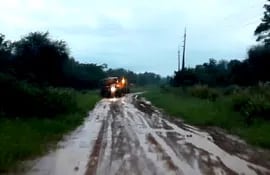 La utilización de tractores en días de lluvia empeoran los caminos precarios de tierra en el Alto Paraguay.