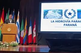 Luis Carlos García, de Cancillería, desarrolló una exposición con datos relevantes sobre la Hidrovía Paraguay- Paraná, y su importancia para la economía del país.