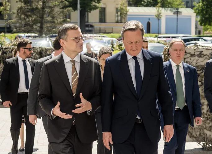 El Ministro de Asuntos Exteriores ucraniano Dmytro Kuleba (izquierda) y al Secretario de Asuntos Exteriores británico David Cameron (R) asistió a su reunión en Kiev, Ucrania, 03 Mayo de 2024.