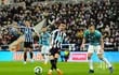 Miguel Almirón remate al balón ante la mirada de James Ward-Prowse, en el partido que Newcastle gano 2-1 al Southampton.