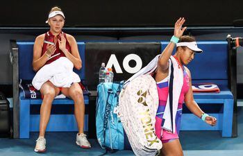 La estadounidense Amanda Anisimova (i) despidió del torneo a la defensora del título, la japonesa Naomi Osaka (EFE).