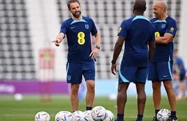 Gareth Southgate (i), entrenador de la selección de Inglaterra, única selección que hasta el momento no ha recibido amonestación en el Mundial de Qatar.