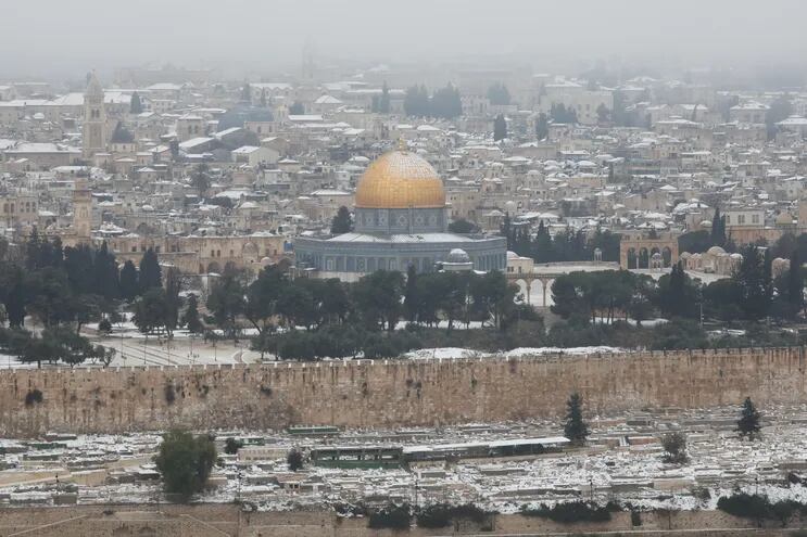 Vista de Jerusalén cubierta de nieve, algo no muy común en esa emblemática ciudad.