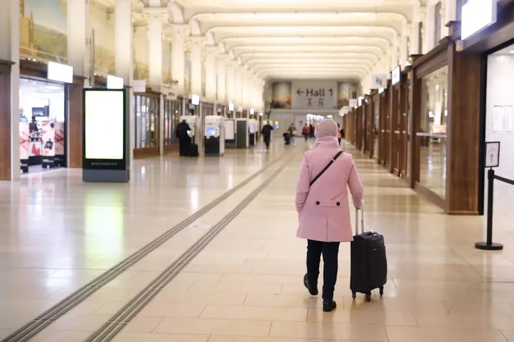 Un viajero camina por la estación Gare de Lyon en medio de una interrupción en los servicios de trenes durante el segundo día de huelga nacional liderada por los sindicatos franceses contra la reforma prevista por el gobierno al sistema de pensiones, en París , Francia, 31 de enero de 2023.