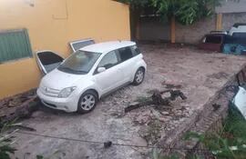 El auto Toyota IST robado ayer en Asunción, fue recuperado en la siesta de hoy en desarmadero clandestino de Ñemby