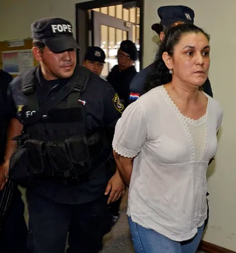 Carmen Villalba es conducida a la sala de juicio oral, para su juzgamiento por toma de rehén de una celadora.