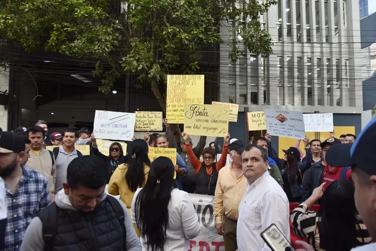 Pobladores se manifestaron frente al MOPC por mal estado de la ruta Concepción-Vallemí.
