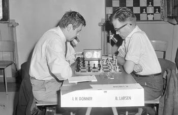 Jan H Donner vs. Bent Larsen, Ámsterdam 1964 (Foto Joop van Bilsen Anefo).