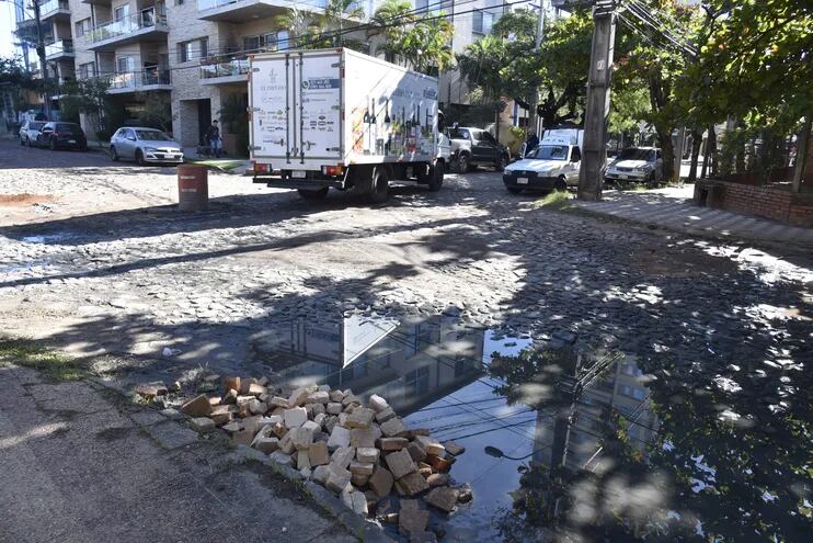 Así se notan las calles en la zona Molas López. Vecinos urgen que se ejecuten las obras que ya fueron adjudicadas el año pasado.
