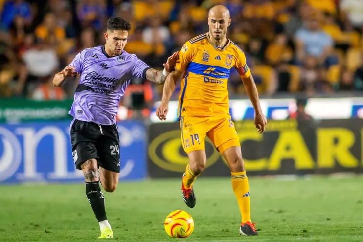 Mazatlan's Paraguayan forward Luis Amarilla (L) and Tigres' Argentine midfielder Guido Pizarro fight for the ball during the Mexican Clausura 2024 football tournament match between Tigres and Mazatlan at the Universitario stadium in Monterrey, Mexico, on March 16, 2024. (Photo by Julio Cesar AGUILAR / AFP)
