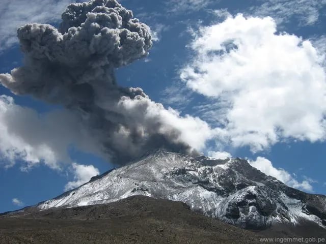 Perú monitorea flujo de lodo en el volcán Ubinas
