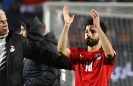 Egypt's national team manager Wael Gomaa (L) looks on as forward Mohamed Salah (R) reacts after their team won the 2022 Qatar World Cup African Qualifiers football match between Egypt and Senegal at Cairo International Stadium in the Egyptian capital on March 25, 2022. (Photo by Khaled DESOUKI / AFP)
