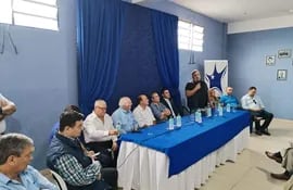 Dirigentes anticartistas del PLRA reunidos ayer en Villarrica, encabezados por el titular partidario, Hugo Fleitas.