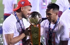 El trofeo de campeón del torneo Clausura en manos de Juan Patiño (i) y Ángel Cardozo Lucena.