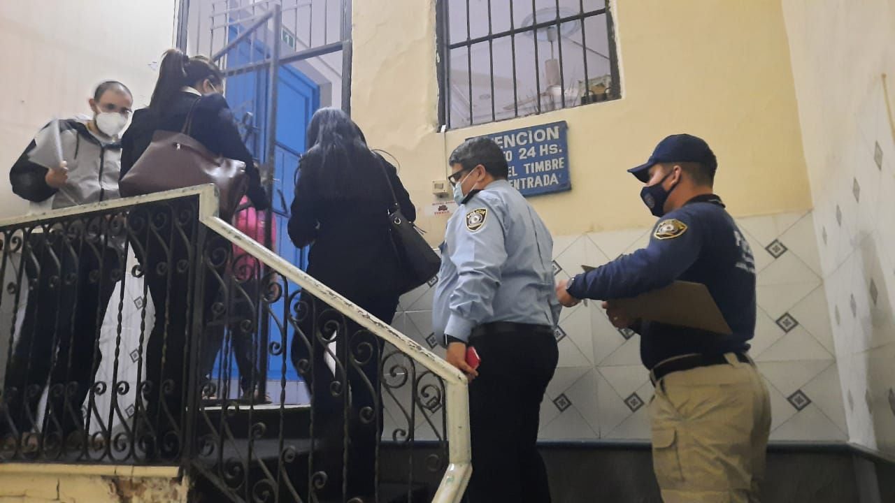 La fiscala María Luján Estigarribia y agentes policiales del Departamento Contra Delitos Económicos y Financieros ingresan al hotel Rosa I para el allanamiento de la habitación.