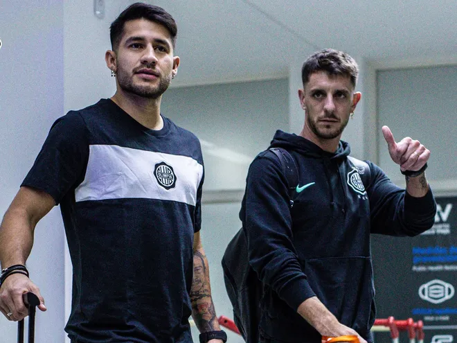 Iván Torres (i) y Alejandro Silva (d), jugadores de Olimpia en Argentina.