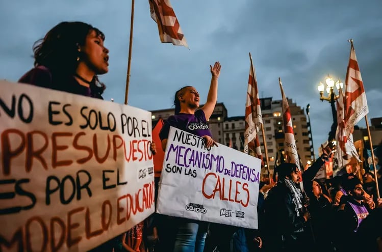 Organizaciones sociales y de izquierda se movilizaron ante las puertas del Congreso argentino, en contra de la Ley Bases y Puntos de Partida para la Libertad de los Argentinos, más conocida como 'ley ómnibus', proyecto estrella del Ejecutivo de Javier Milei.
