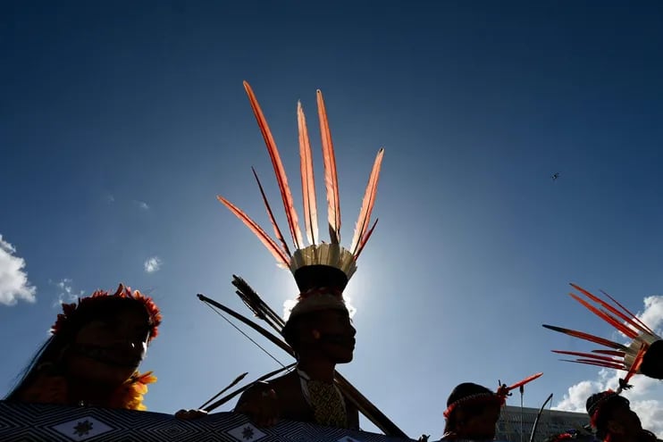 Indígenas brasileños protestan en el marco del juicio sobre el "marco temporal" sobre tierras ancestrales, el pasado miércoles en Brasilia.