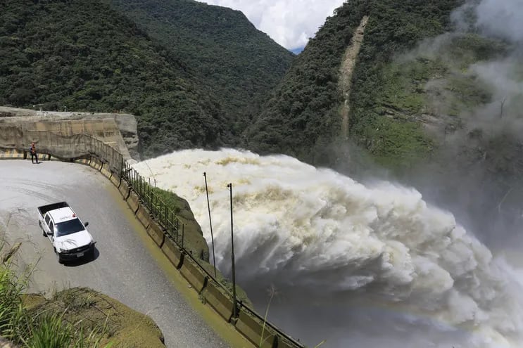 Vertedero del proyecto Hidroituango, ubicado sobre el río Cauca entre Ituango y Puerto Valdivia, en el departamento de Antioquia (Colombia). El uso de las energías renovables en América se debate aún entre la promesa y el desarrollo, aunque las leyes y compromisos aprobados en distintos países muestran una clara tendencia a apostar por su expansión. En Colombia, aunque la energía hidroeléctrica representa el 58,8 % de la matriz energética, solo 200 MW provienen de otras fuentes renovables.
