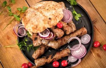 Cevapi o rollos de canela, plato típico de los Balcanes.