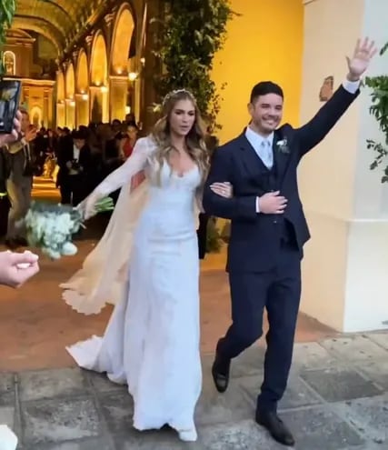 Serenella Argaña y Gonzalo Peña saludan felices al salir de la Iglesia Santísima Trinidad, donde se convirtieron en esposos ante la ley de Dios.