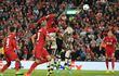 Joel Matip salta más alto que todos y cabecea el balón para anotar el gol de la victoria para Liverpool.