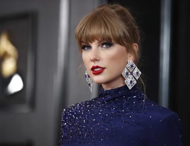La mejor. Taylor Swift con maxiaros de diamantes y gemas con un vestido Roberto Cavalli, deslumbró en la red carpet. La cantante ganó en la categoría Mejor video musical con "All too well: the short film".
