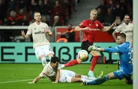 Mitchel Bakker (c) marca el quinto gol para el Bayer Leverkusen ante Unión Berlín.