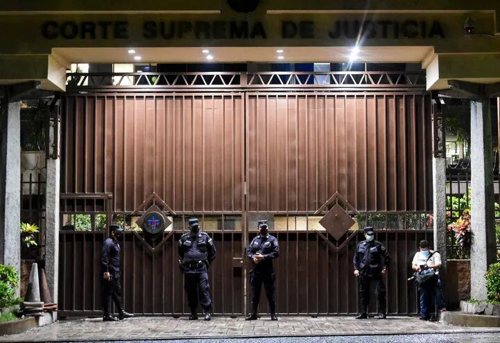 Policías custodian la Corte Suprema de Justicia de El Salvador.