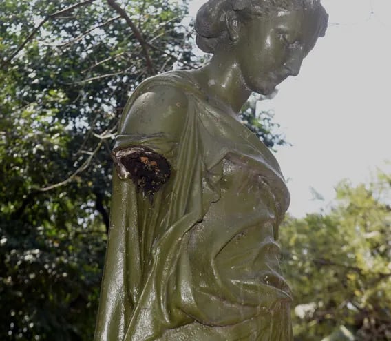 La estatua "La Primavera" se muestra sin brazo y el hueco funciona como nido de abejas. Es una de las seis piezas que se sitúan en la plaza hace 111 años. Tanto las obras como el sitio verde son patrimonio histórico nacional, pero nadie los cuida.