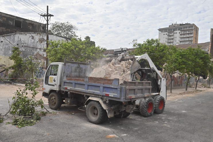 Una demolición controlada se realiza en la excervecería, ubicada en el microcentro de Asunción.