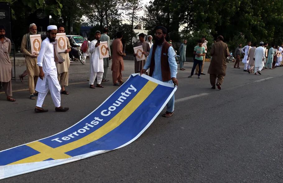 Manifestantes en Islamabad, Pakistán, protesan contra Suecia por permitir la quema de una copia del Corán fuera de una mezquita en Estocolmo, algo que despertó protestas también en otros países como Israel.