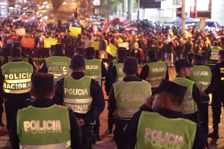 Policías vigilan una calle a las afueras de la Agrupación Especializada de la Policía Nacional en Asunción, donde el ex candidato presidencial independiente Paraguayo Cubas está recluido desde el viernes pasado.