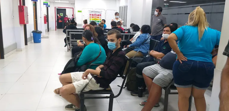 Pacientes esperando ser atendidos en urgencias del IPS Luque.