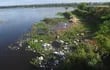 El proyecto aprobado por los diputados contempla el uso de barreras flotantes para capturar basura de cauces hídricos y mitigar la contaminación. La Bahía de Asunción actualmente se encuentra repleta de todo tipo de desechos.