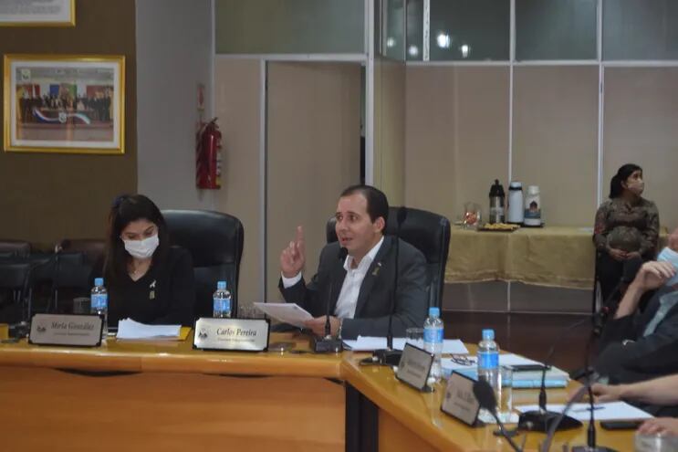 El concejal Carlos Pereira (PLRA) durante su exposición ante el plenario del JDI en la que pide se remitan los antecedentes del resultado de Contraloría a la fiscalía penal. A su lado la concejal Mirta González (PLRA).
