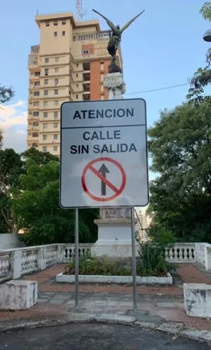 Así quedó el cartel de la Municipalidad de Asunción.